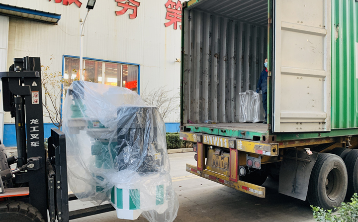 顆粒機(jī)裝車中.jpg 顆粒機(jī)裝車中.jpg
