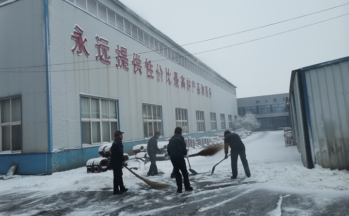 寒風(fēng)中，雪地里，他們的身影多么美麗.jpg