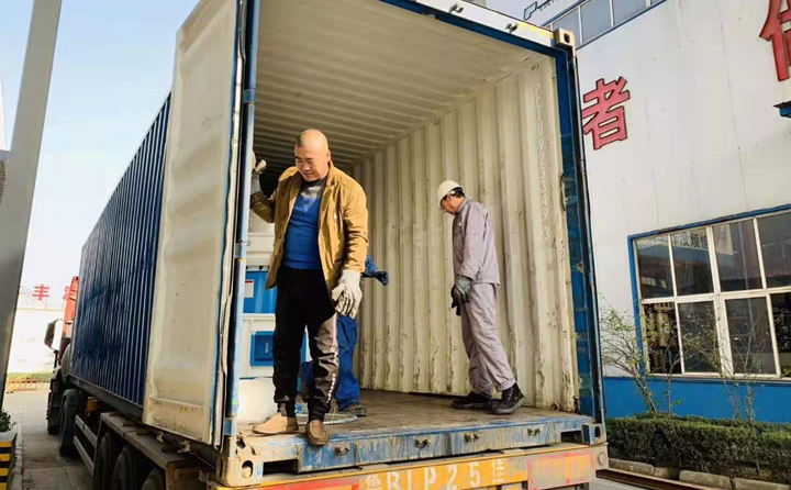 等待顆粒機生產(chǎn)線配套設備裝車.jpg