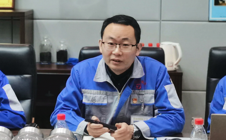 技術(shù)部部長(zhǎng)張波與營(yíng)銷人員分享2020年顆粒機(jī)設(shè)備和粉碎機(jī)設(shè)備改進(jìn)點(diǎn)以及對(duì)2021年大型粉碎設(shè)備、牛糞顆粒爐設(shè)備的技術(shù)參數(shù)、選型、及工藝流程進(jìn)行講解培訓(xùn).jpg