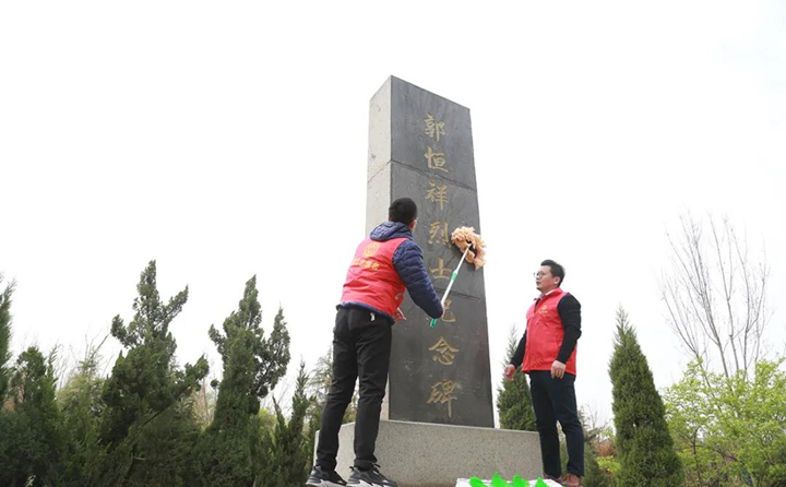 職工志愿者對紀(jì)念碑進行清理、擦拭.jpg