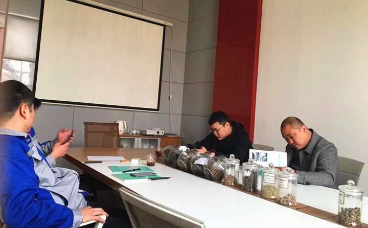 銷售經(jīng)理為客戶詳細介紹木屑制粒機的制粒原理、顆粒的銷路、顆粒的優(yōu)缺點等.jpg