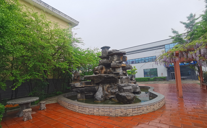處理農(nóng)林廢棄物，變樹枝為燃料顆粒，節(jié)能環(huán)保，一起保衛(wèi)我們的藍天白云.jpg