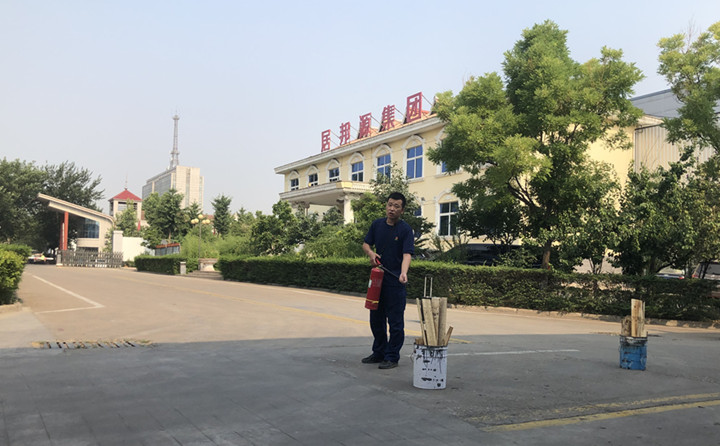 教官重點(diǎn)對(duì)消防法律法規(guī)、防火常識(shí)、逃生自救、滅火器的使用方法以及發(fā)生火災(zāi)時(shí)如何報(bào)火警、如何撲救初期火災(zāi)等消防常識(shí)進(jìn)行了詳細(xì)的講解。