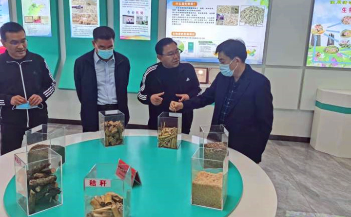 郝吉虎深入了解木屑造粒機生產(chǎn)線工作情況和顆粒機加工的生物質(zhì)原料的收、儲、運和產(chǎn)品的生產(chǎn)、銷售、運輸?shù)拳h(huán)節(jié)