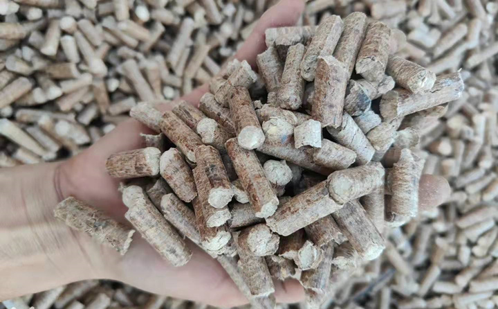木屑制粒機(jī)就是利用這一原理將秸稈、木屑經(jīng)熱擠壓固化成型的.jpg