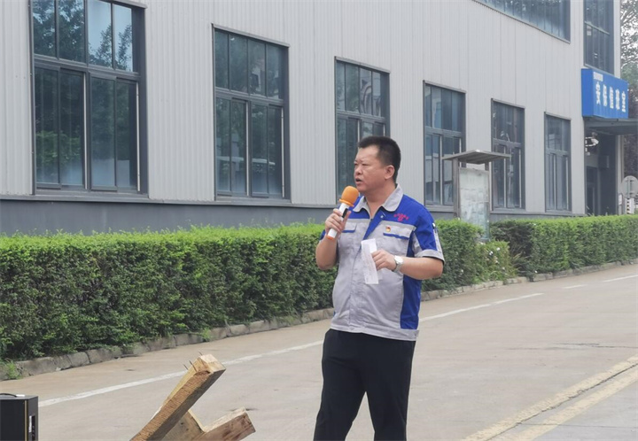 孫總表示安全無小事，安全只有現(xiàn)在，永遠(yuǎn)沒有“下一次”。時(shí)刻牢記安全紅線，把安全放在心中、握在手上，及時(shí)消除各種隱患，杜絕違規(guī)操作。掌握安全知識(shí)和技能，是實(shí)現(xiàn)安全生產(chǎn)的前提，大家一定要牢記