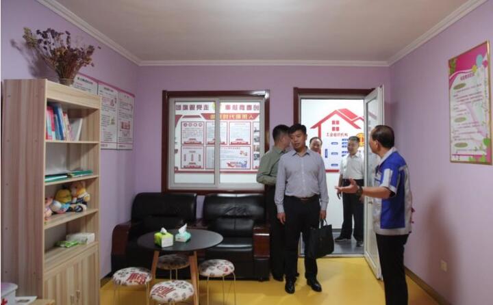 在黨群活動室，工會主席景奉全以PPT的形式向現(xiàn)場領(lǐng)導(dǎo)詳細(xì)介紹了居邦源集團(tuán)的產(chǎn)業(yè)工人隊伍建設(shè)以及改革情況。.jpg