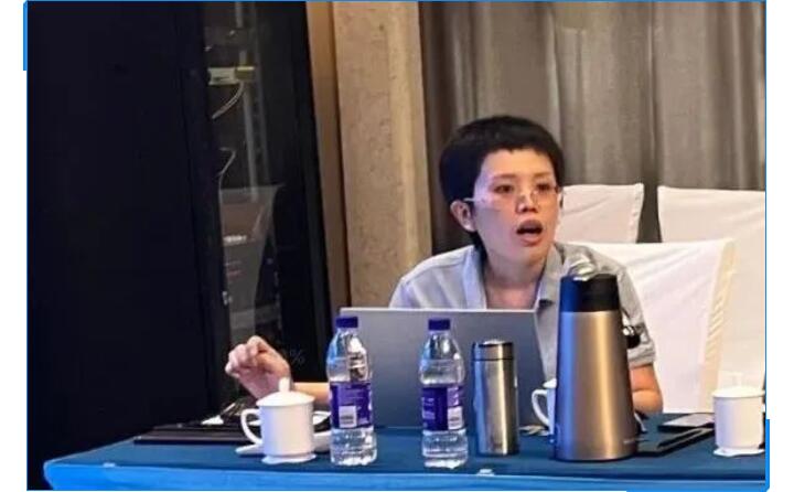 會議開始，辦公室主任李昌鳳公布銷售數(shù)據(jù)。在疫情形勢相當嚴峻的情況下，十一的銷售額對比去年同期仍有很大的進步。李主任表示疫情，既是考驗，也是危機，各部門需要通力配合，團隊協(xié)作，為完成今年既定銷售額而竭盡全力。.jpg