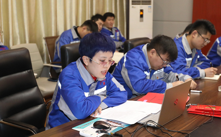 李主任對(duì)2023年度營(yíng)銷激勵(lì)措施進(jìn)行宣貫，并動(dòng)員全體員工要以飽滿的熱情投入到營(yíng)銷工作中去，全力以赴，奮勇爭(zhēng)先。.jpg