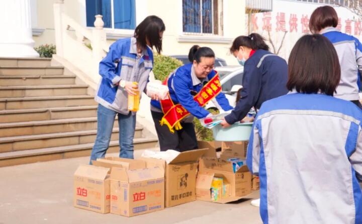 活動在一片歡聲笑語中進行，每一位女神都收到了公司準備的愛心玫瑰和禮物。.jpg