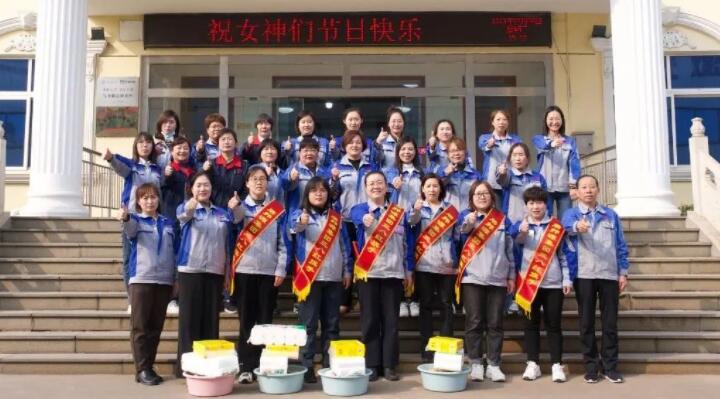 活動在一片歡聲笑語中進行，每一位女神都收到了公司準備的愛心玫瑰和禮物。.jpg