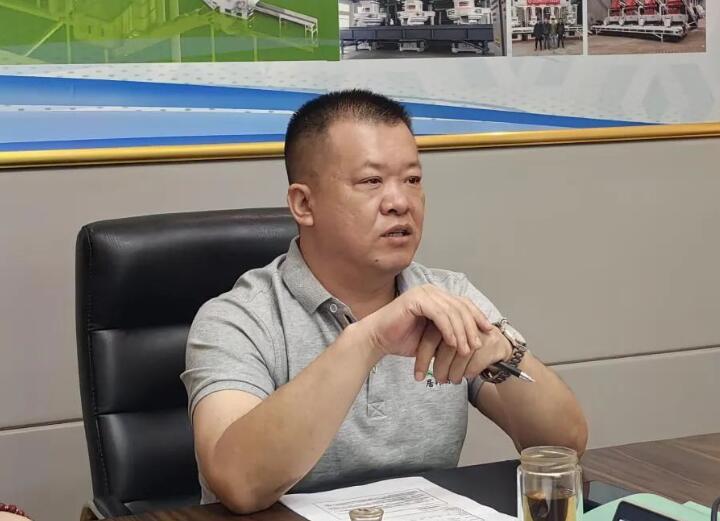 會議最后，集團總經(jīng)理孫寧波總結(jié)陳詞。他強調(diào)要有正確的人生觀、價值觀，要將集團的精神理念內(nèi)化于心、外化于行。要加強業(yè)務(wù)知識的學(xué)習(xí)，成為真正的行家里手。要以提高經(jīng)營質(zhì)量和效益為主線，加快營銷模式和營銷觀念的轉(zhuǎn)變，圓滿完成2023年營銷工作指標。.jpg