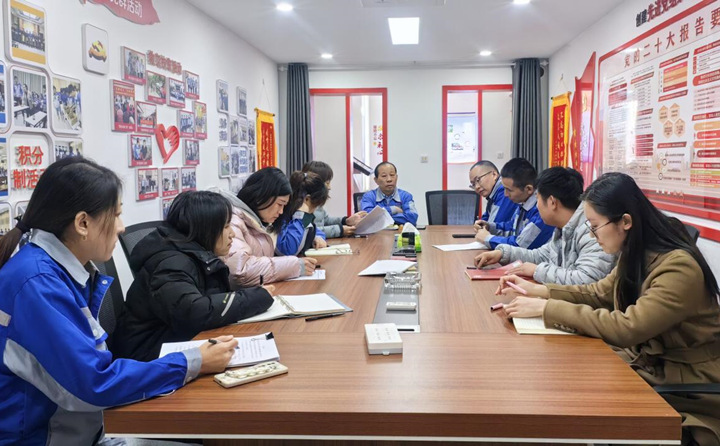 今后，要通過(guò)搭建“工事共辦”議事廳，把工作落實(shí)做細(xì)，讓一線職工說(shuō)出所思所想、所需所盼，進(jìn)而采取更接地氣、更加務(wù)實(shí)的舉措，解決好職工群眾急難愁盼問(wèn)題，不斷增強(qiáng)職工的獲得感、幸福感和安全感.jpg