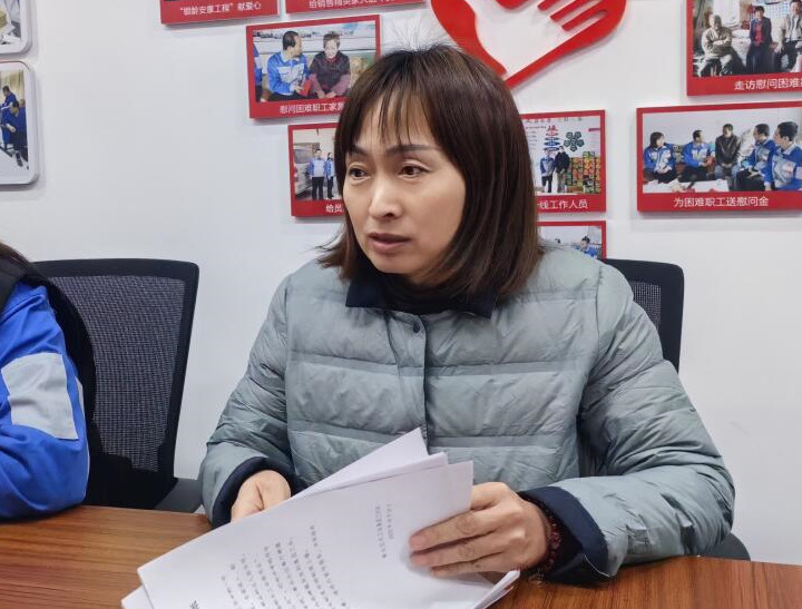 “我們不僅可以解決職工文體活動(dòng)問(wèn)題，同時(shí)根據(jù)職工生活工作各方面的的合理需求，線上線下工會(huì)收集，發(fā)揮黨工團(tuán)合力，一件一件地推動(dòng)辦理、一項(xiàng)一項(xiàng)地協(xié)調(diào)解決?！奔瘓F(tuán)工會(huì)副主席、工事共辦副組長(zhǎng)雷廣妮說(shuō)道。.jpg