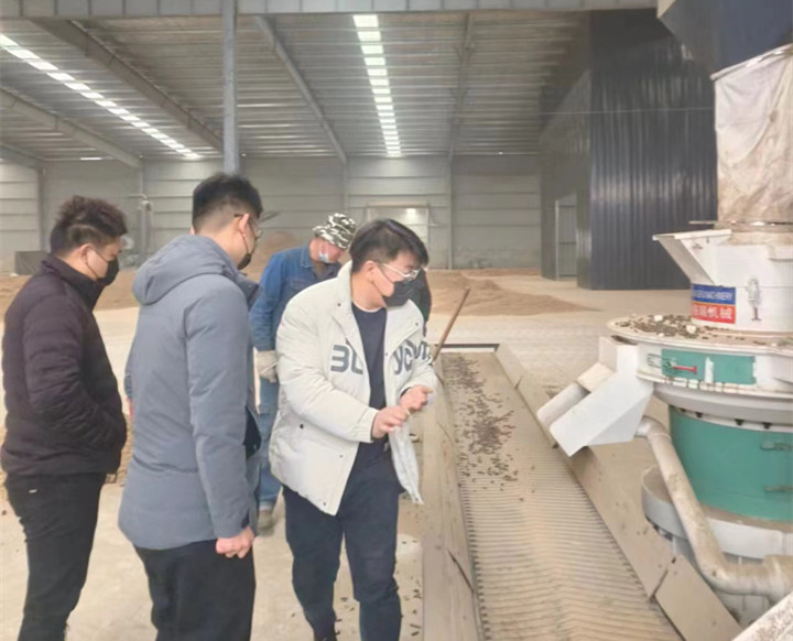 在顆粒機(jī)生產(chǎn)線制?，F(xiàn)場，回訪團(tuán)隊與客戶實地查看設(shè)備運行情況，對運行中出現(xiàn)過的一些情況進(jìn)行現(xiàn)場答疑和討論交流。最后，客戶對本次回訪工作給予肯定，雙方希望后續(xù)能有更多面對面交流的機(jī)會。.jpg