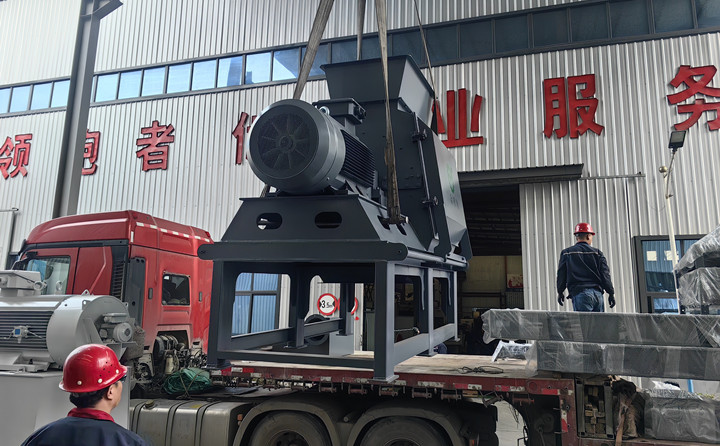 560型木屑顆粒機(jī)裝車發(fā)貨.jpg